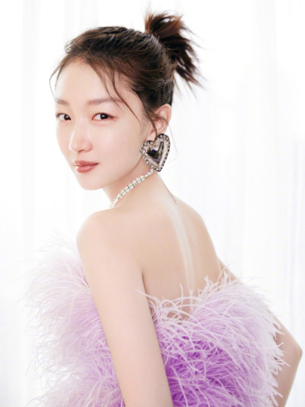 周冬雨羽毛抹胸上衣搭配修身长裤身材比例优越