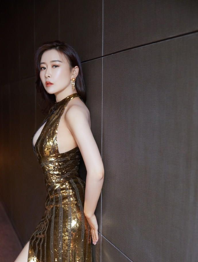 《丑女无敌》中的裴娜,38岁身材依旧傲娇,穿起礼服裙十分亮眼