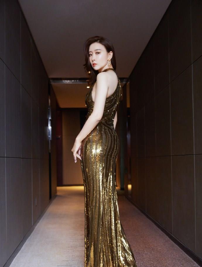 《丑女无敌》中的裴娜,38岁身材依旧傲娇,穿起礼服裙十分亮眼