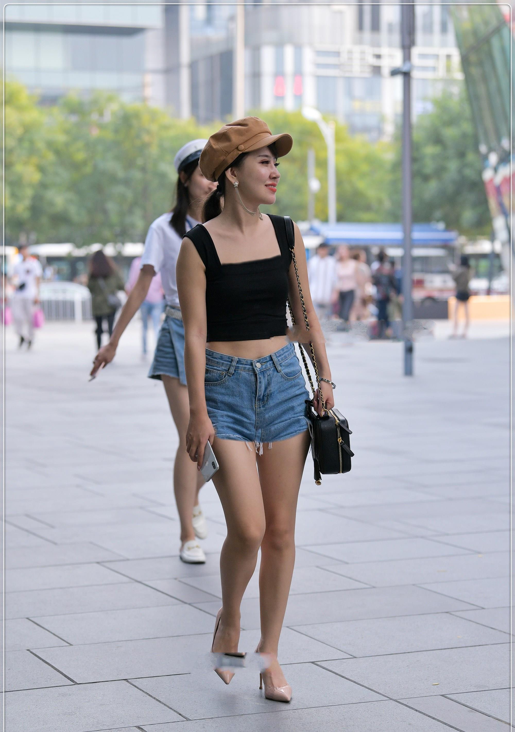 黑色背心搭配牛仔短裤,简单时尚,独特又不失优雅