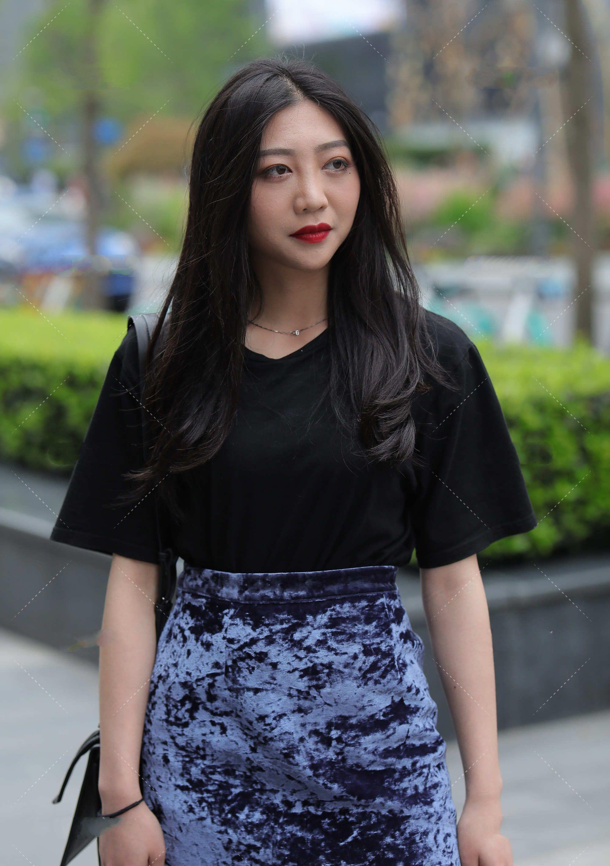黑色短t恤搭配高腰百褶裙长发垂下展现清冷气质