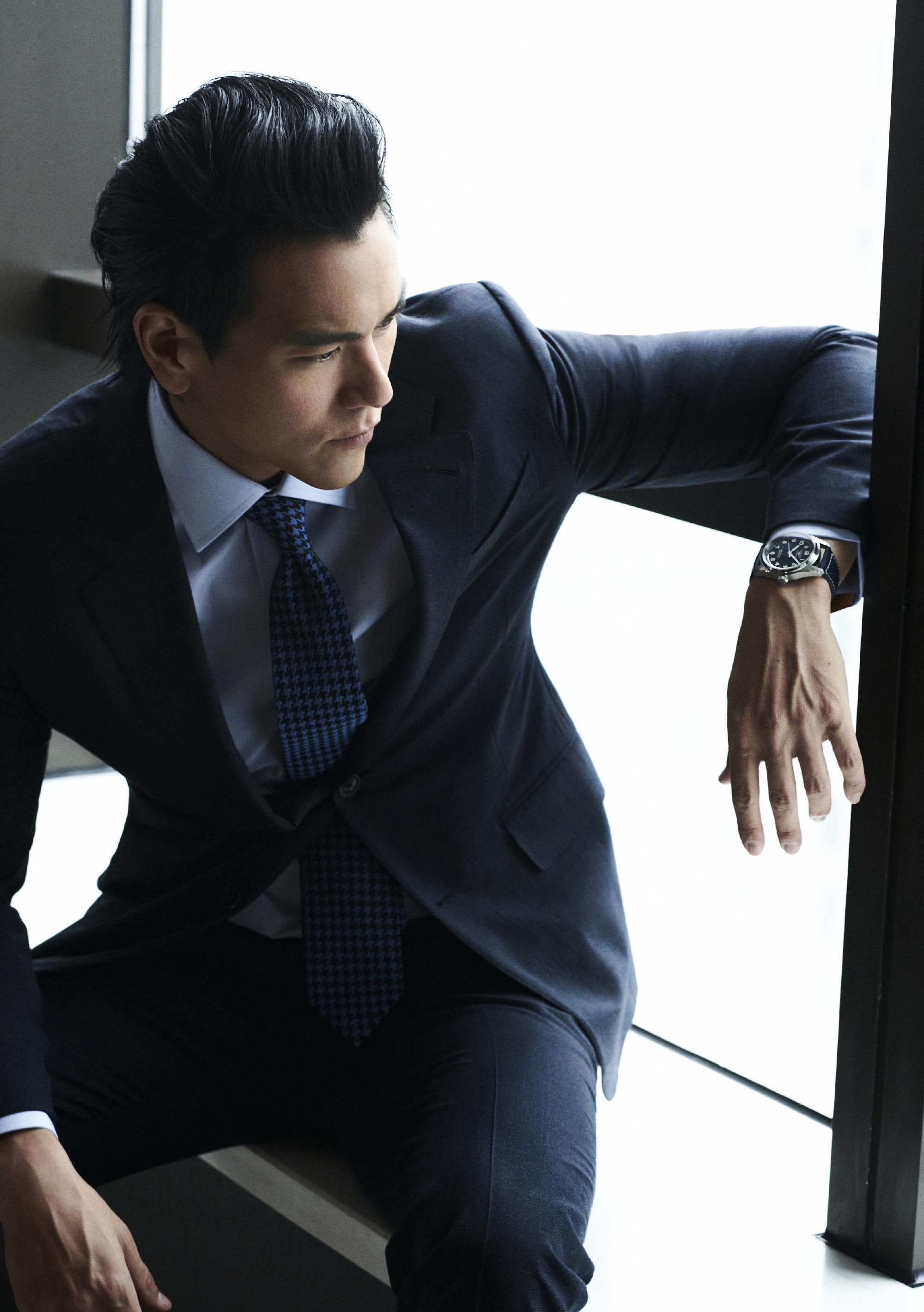 彭于晏连帽衫戴墨镜帅气如少年包裹严实也能感受到肌肉线条