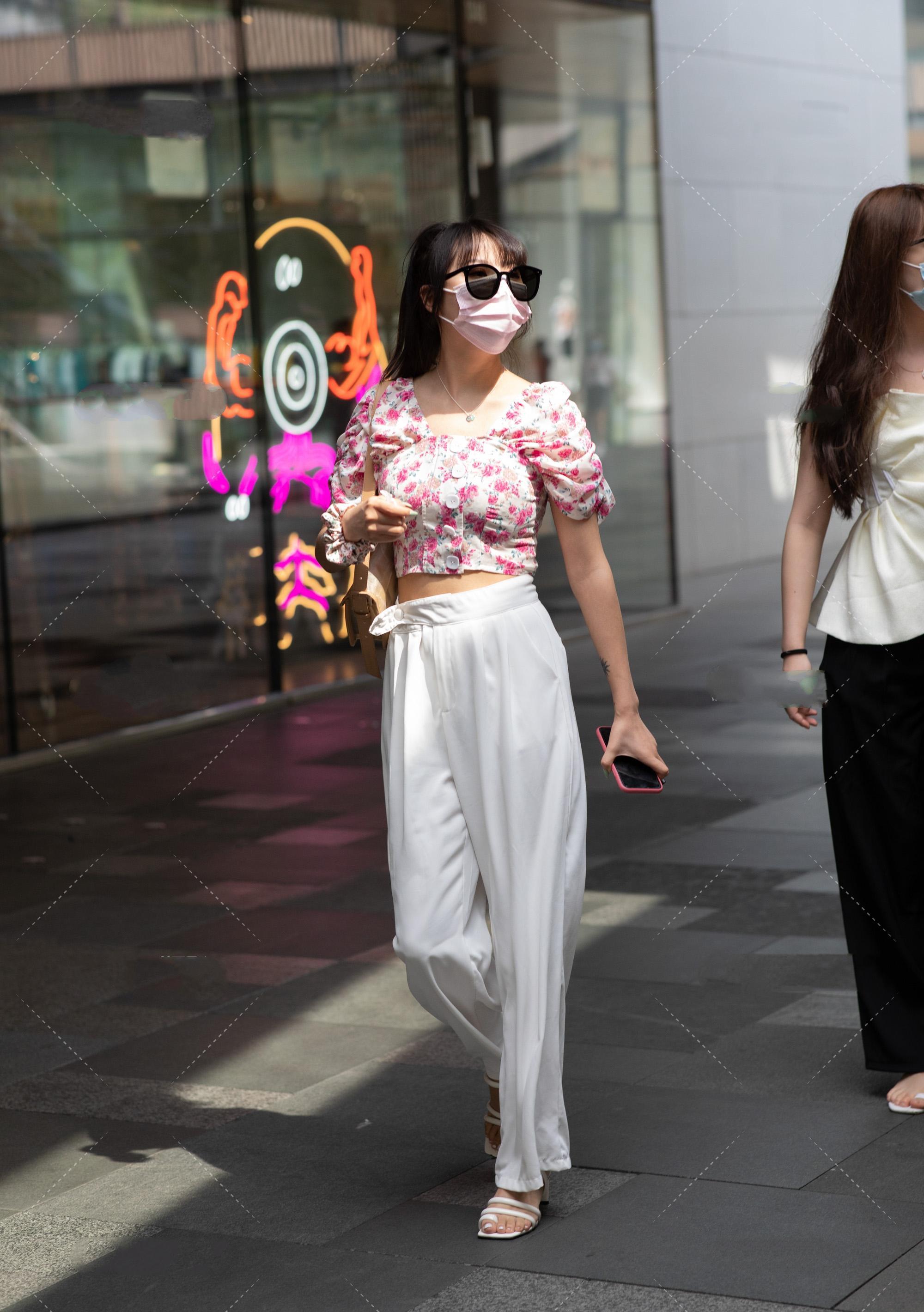 纯白色阔腿裤搭配小碎花短上衣娇俏亮丽清爽大气