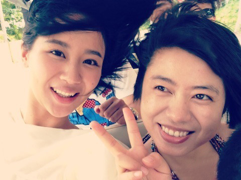 杨紫晒照为姐姐庆生,搂肩贴脸合影超温馨,姐妹自幼相伴感情深厚