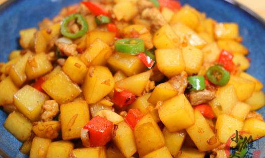 土豆丁这样做太香了我家一周吃6次营养又美味待客的拿手菜