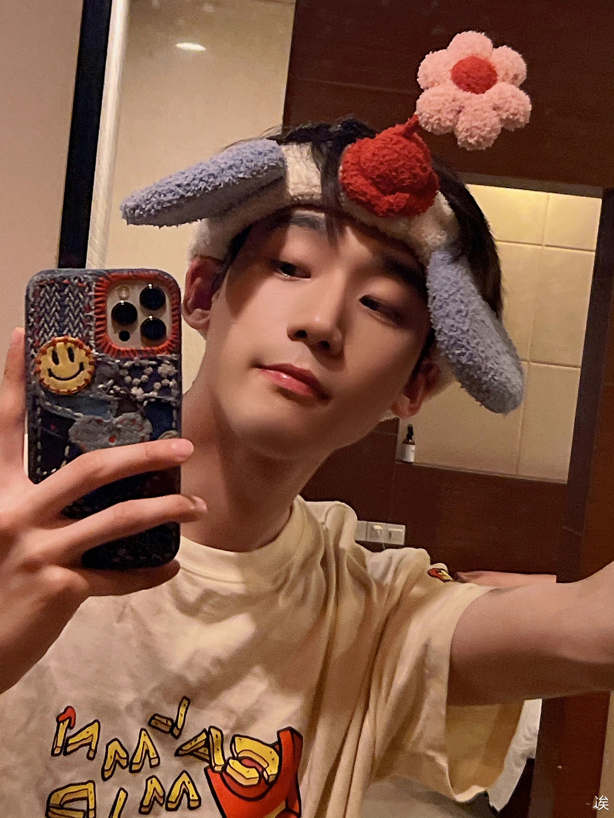 谢兴阳晒剧组收工照  搞怪四宫格自拍帅气不失逗趣