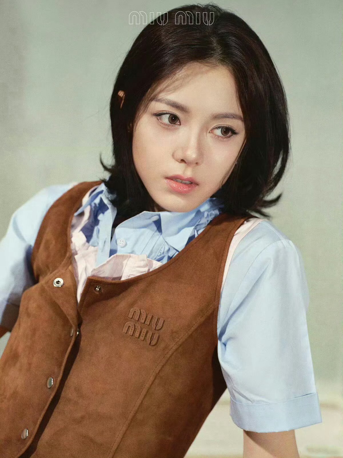 赵今麦×Miu Miu520胶囊系列大片释出。在画面中的状态自然松弛