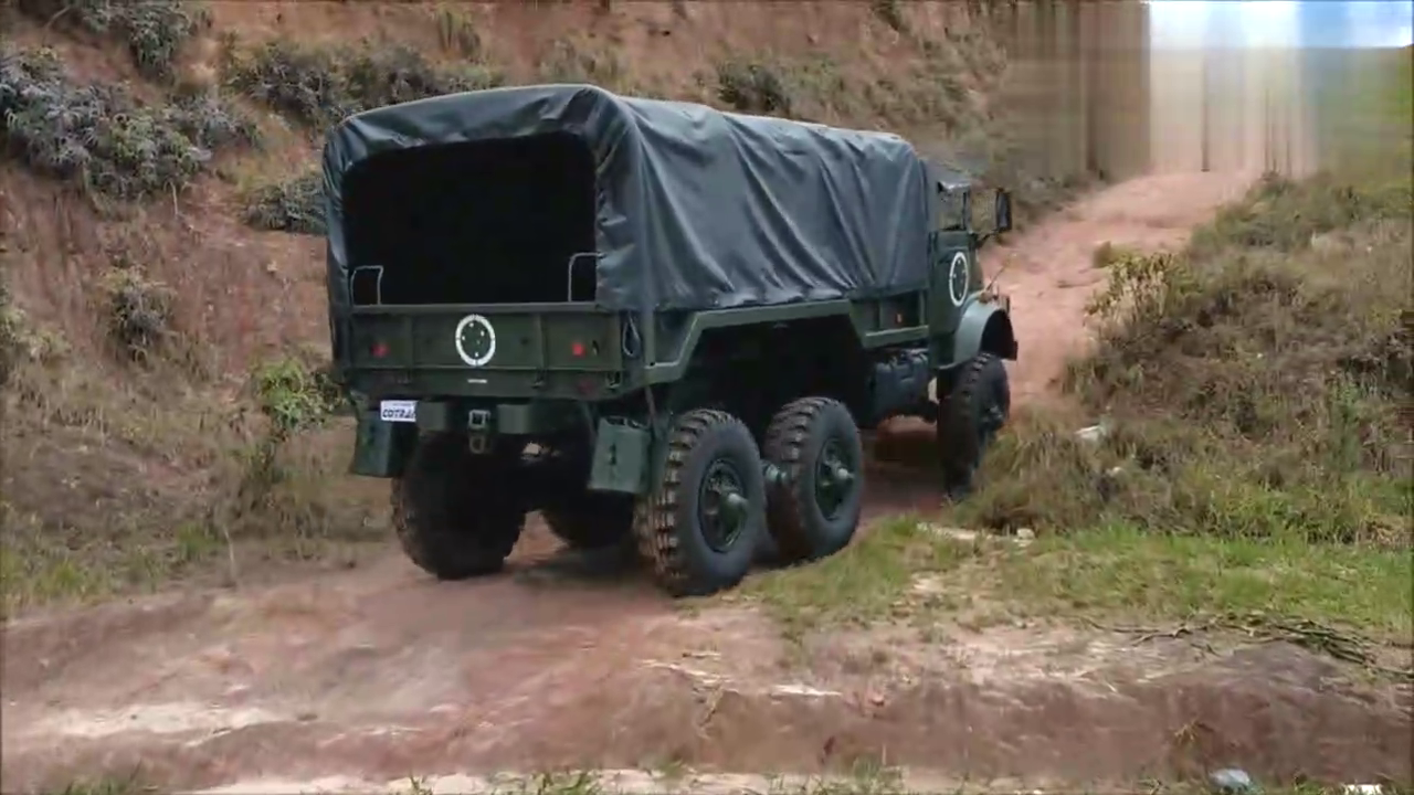 奔驰6x6军用越野卡车,爬坡时
