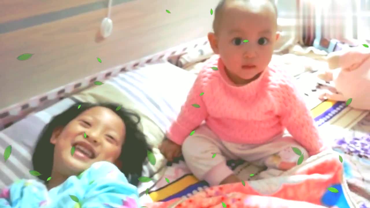 挠痒痒篇姐姐被挠的笑到停不下来,妹妹却一脸淡定,对比太明显_新浪新闻