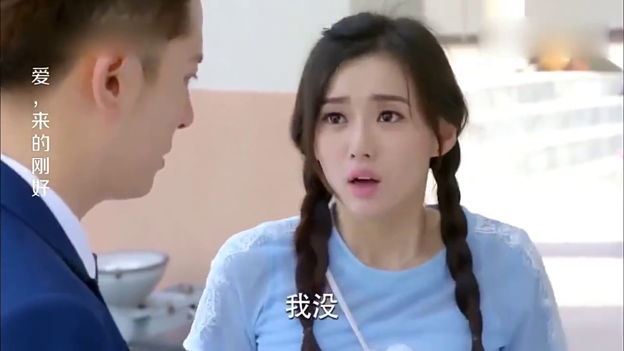 美女呕吐 路人大妈 你老婆害喜了 男子 可是我还没结婚啊 美女呕吐 路人大妈 你老婆害喜了 男子 可是我还没结婚啊