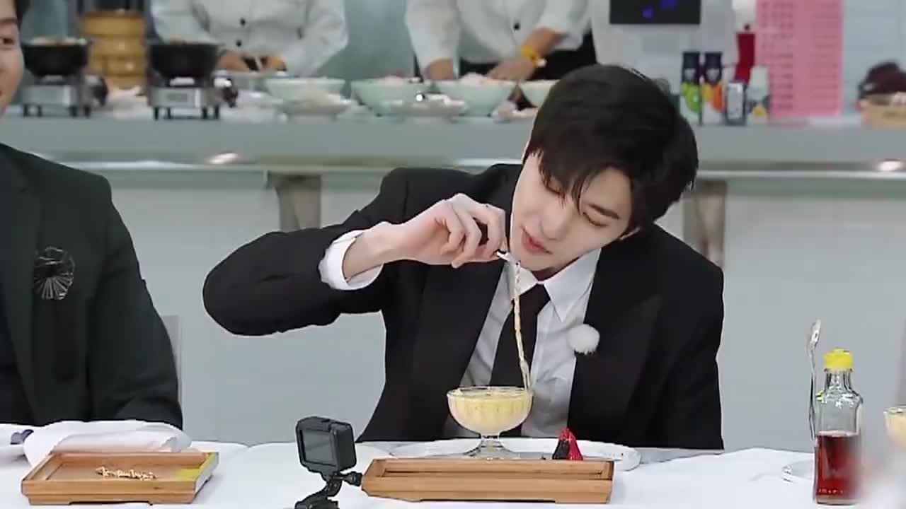 蔡徐坤上跑男被整,锁链吃饭偶像小生变油腻男,你还爱吗?