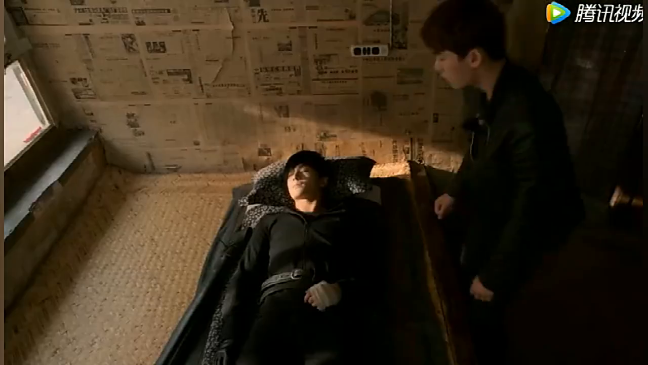 张起灵的确厉害,昏迷中也在守护张家宝剑,吴邪被小哥眼神吓到