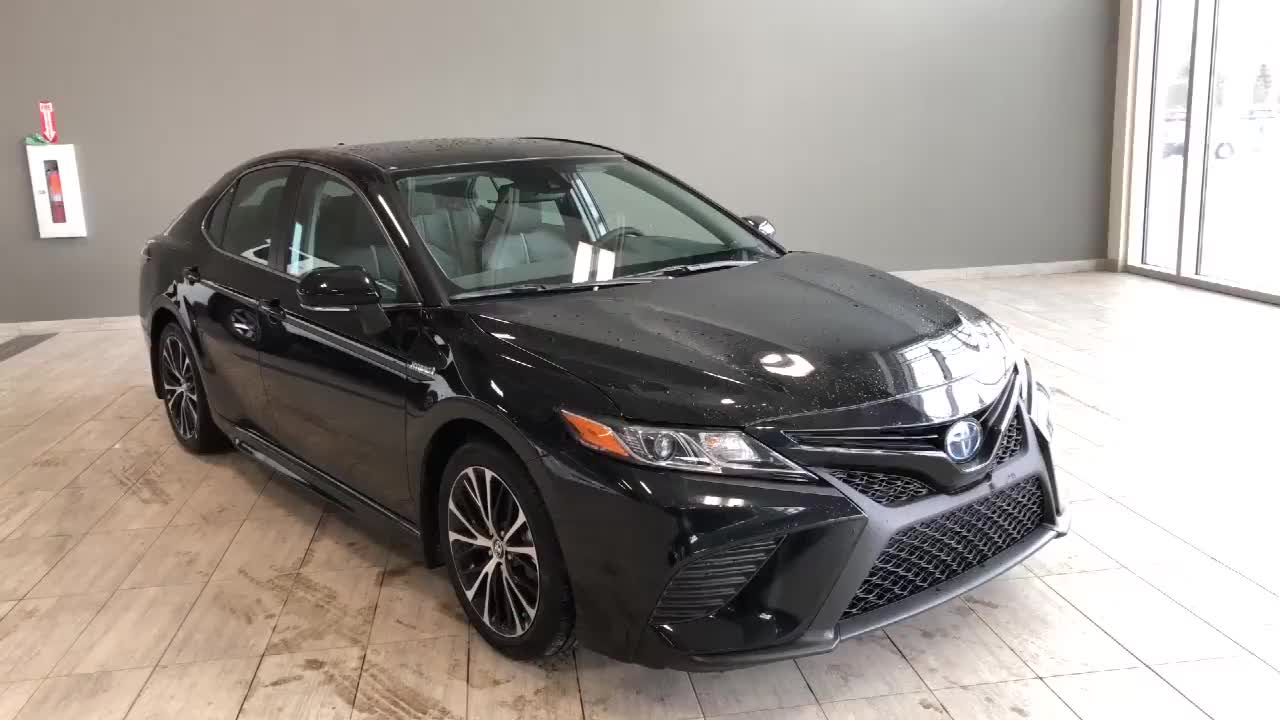 2020款丰田凯美瑞到店实拍,详细了解外观和内饰,买不买做个参考