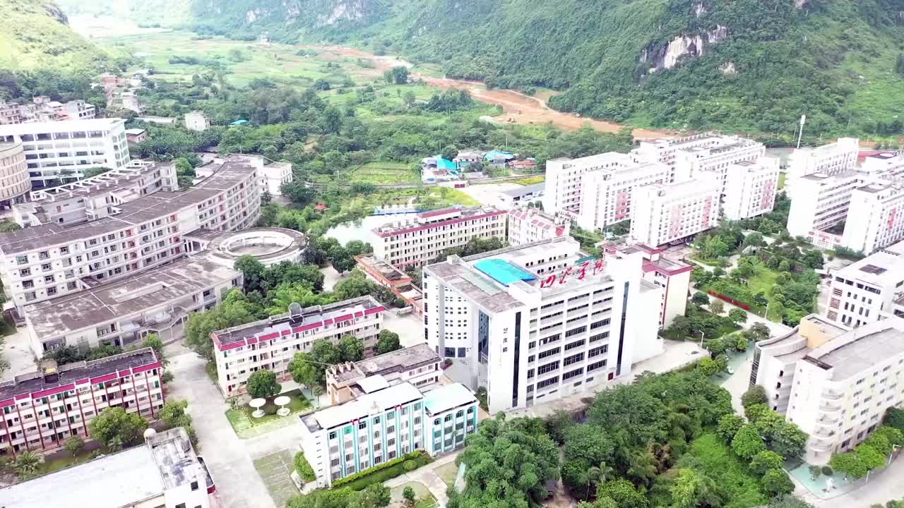 航拍河池学院,沿龙江河而建分东,西两个校区,知道为什么吗?