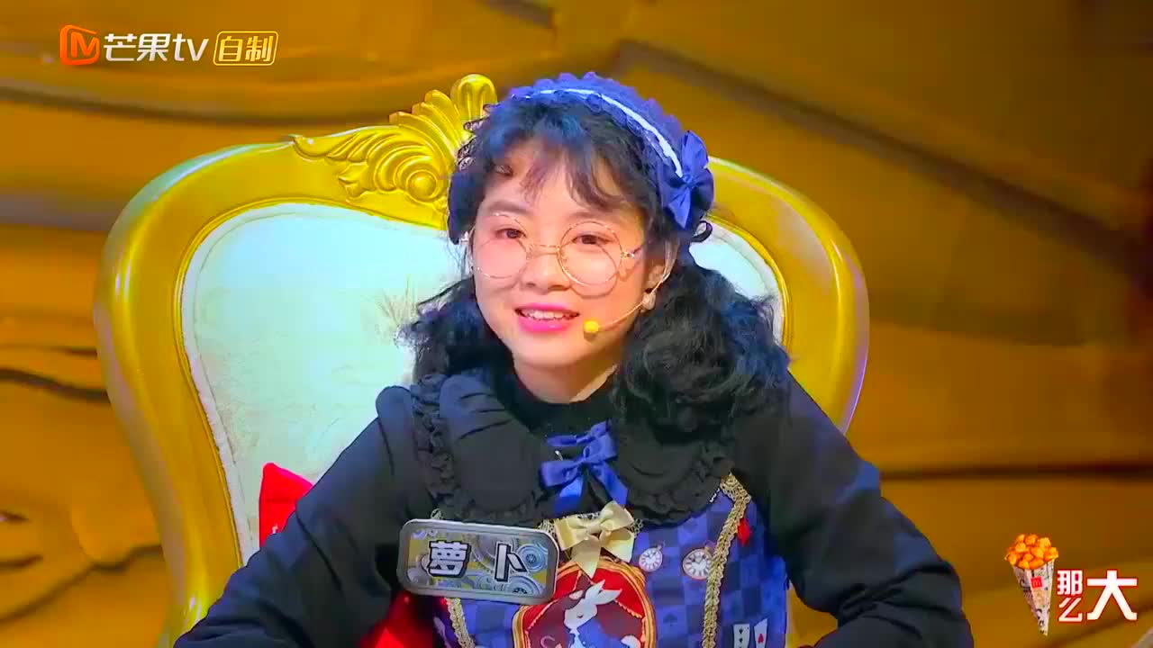 放学别走:17岁超模穿东北大花袄走秀,气质无与伦比,撒贝宁看呆