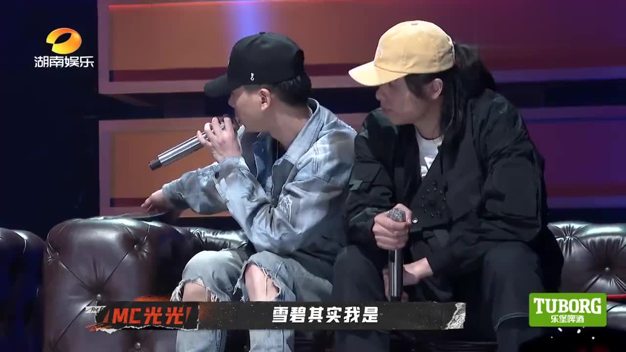 说唱听我的:法老现场表白雪碧,一旁王琳凯瞎起哄,雪碧脸都红了