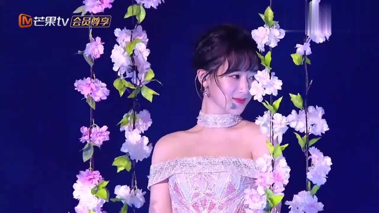 快来回顾下@杨紫 一袭长裙坐在高空秋千献唱《有可能的夜晚》