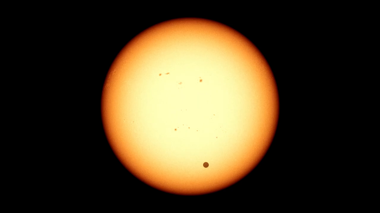 太阳圆面的那个小黑点是什么?没错!它是金星!