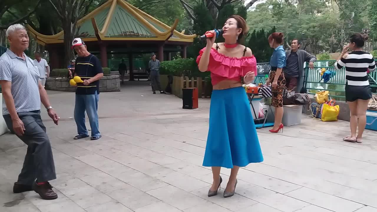 街头艺人芯仪演唱一首闽南语歌曲《爱拼才会赢》太好听了