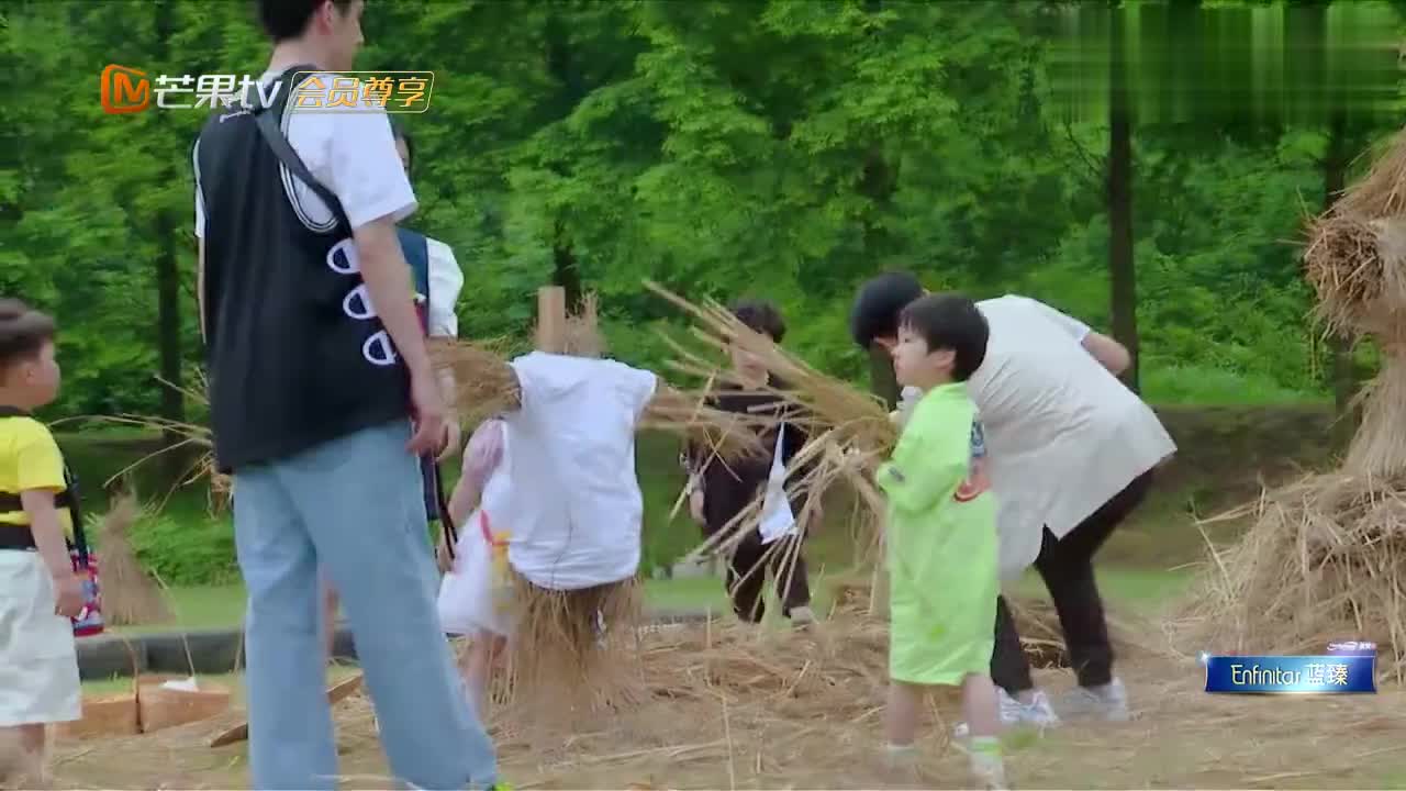 千里玩稻草打中婉清,张新成语气瞬间严厉,吴奇隆暖心维护!