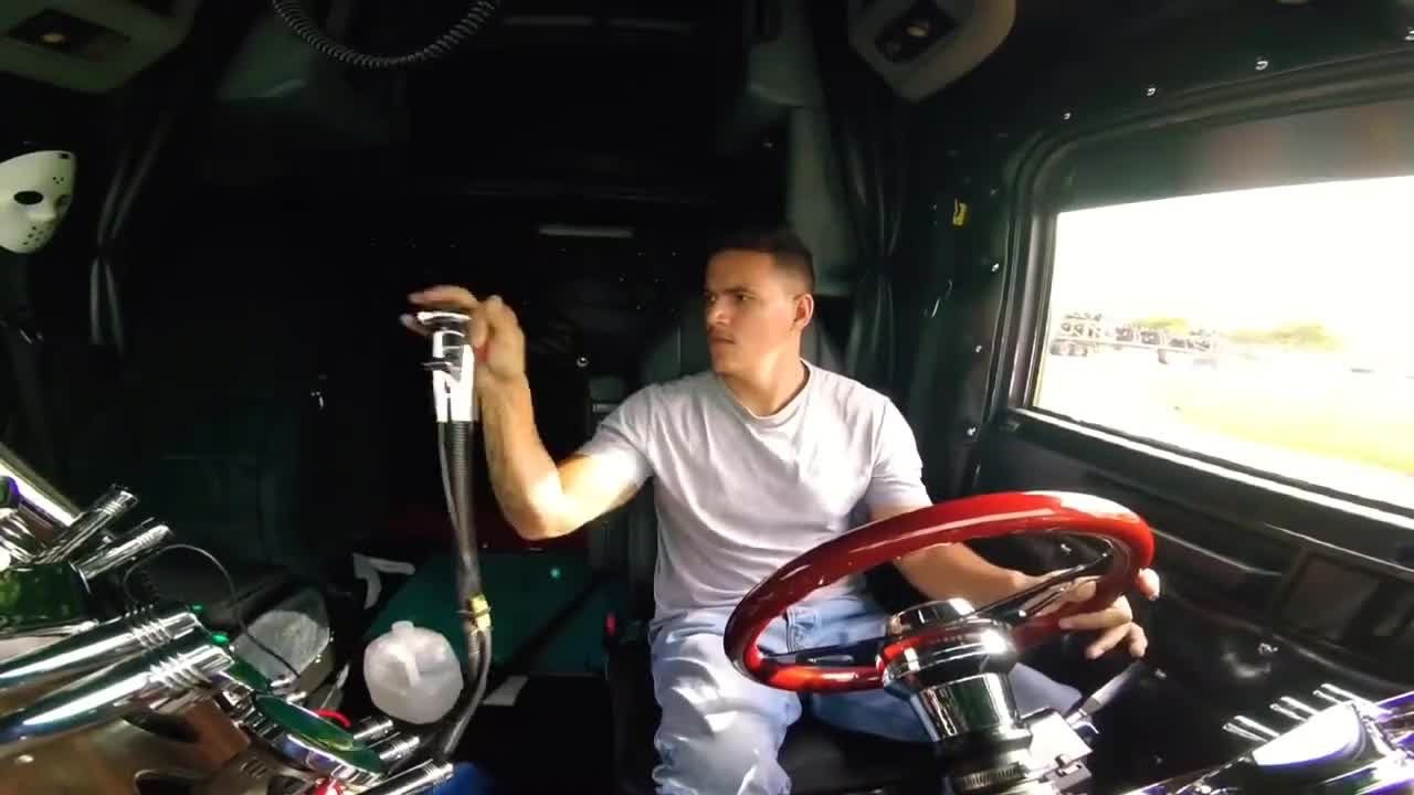 美国卡车司机十三速换挡姿势帅