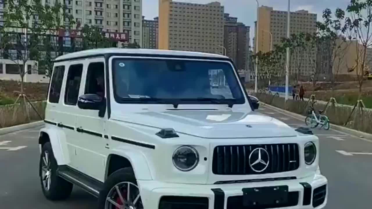 白色奔驰大g63,女人看了满是羡慕,想拥有这辆车让自己告别单身