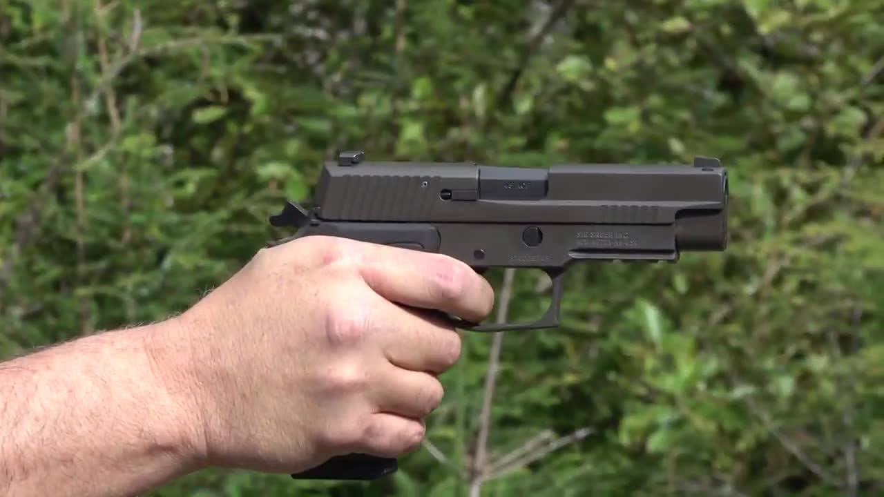 西格绍尔p220半自动手枪,户外打靶测试,老外枪法还挺准