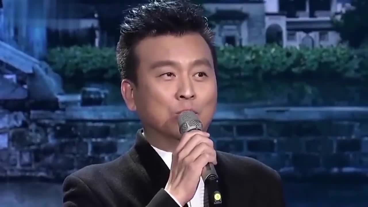 张泽群曾三次下跪求婚董卿?54岁至今未婚,董卿素颜为其庆生