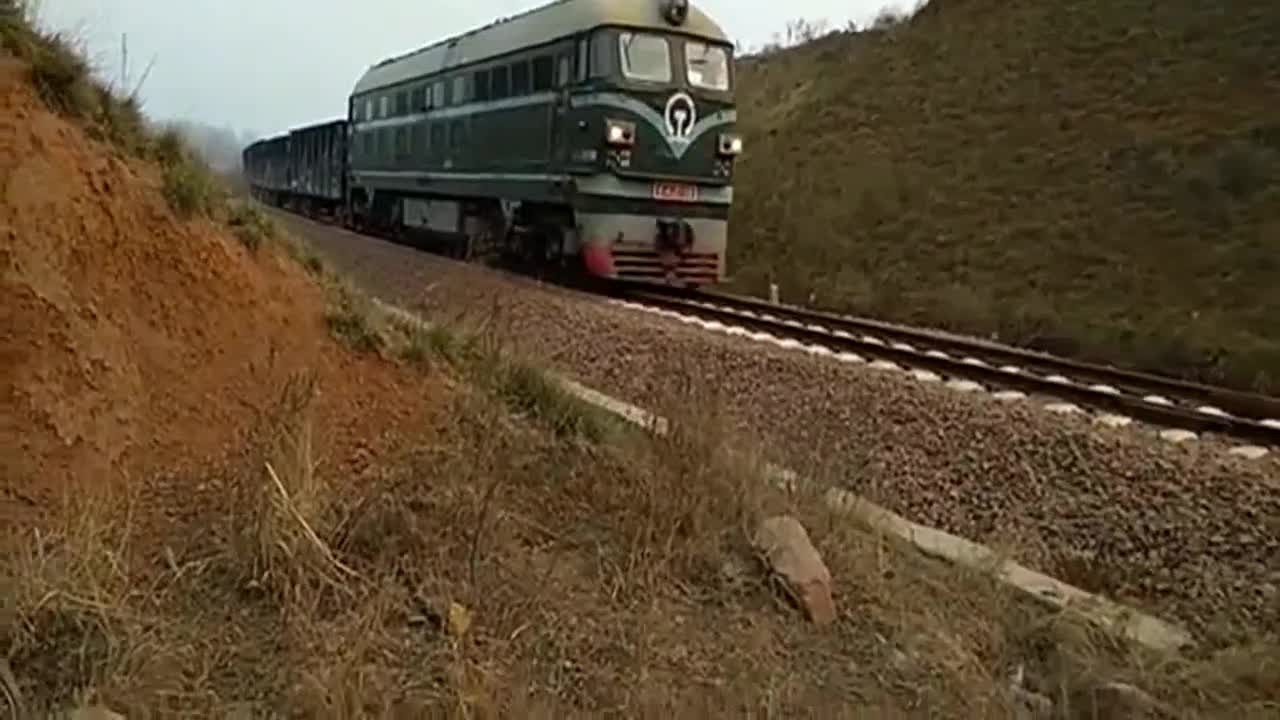 难得一见的无人看守铁路道口火车一个劲地鸣笛才能通过