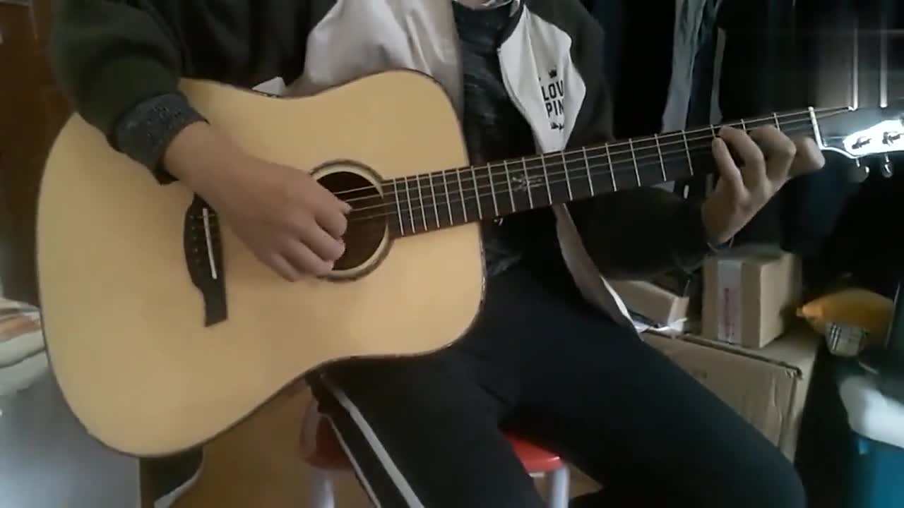 其中4辆是重型货车 为您推荐: 帅哥弹吉他,加了几根弦,不一样的听觉