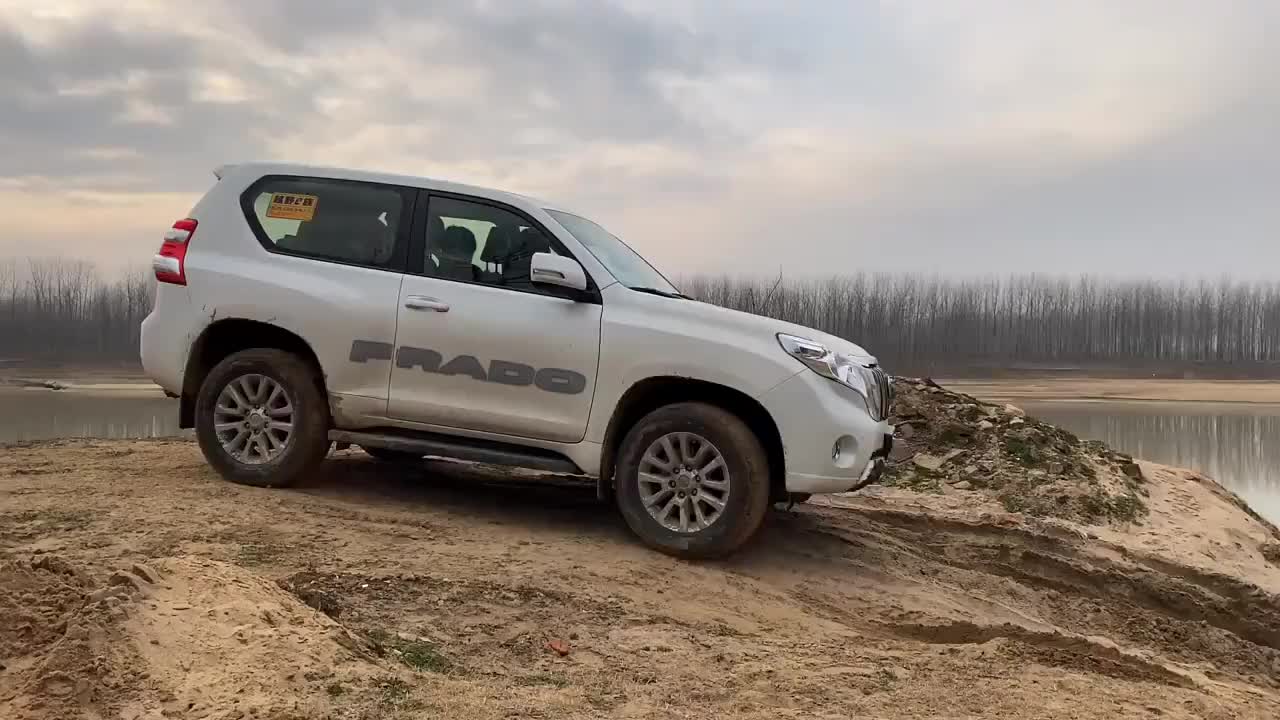 双门版的普拉多玩越野有点萌萌哒!