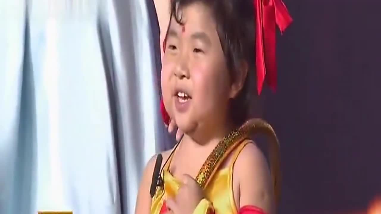 李欣蕊饰演红孩儿,被主持人夸赞,李欣蕊反应让观众大笑