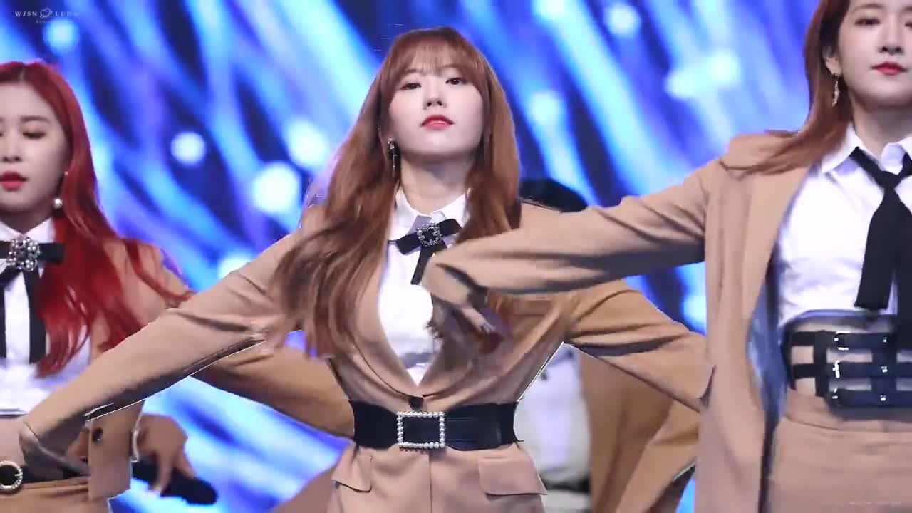 韩国宇宙少女luna这套褐色的套装非常搭配,很好看