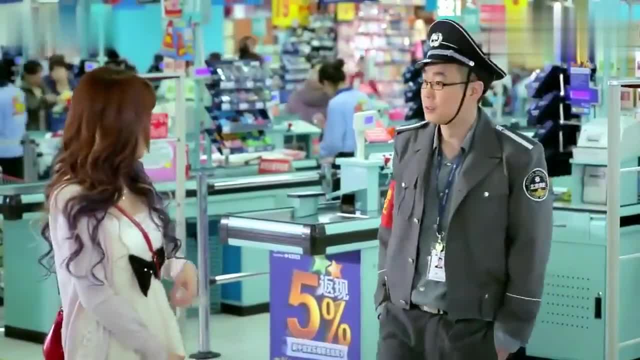 保安大鹏出损招搜身,不料被最后的胖妹治住了,笑喷了