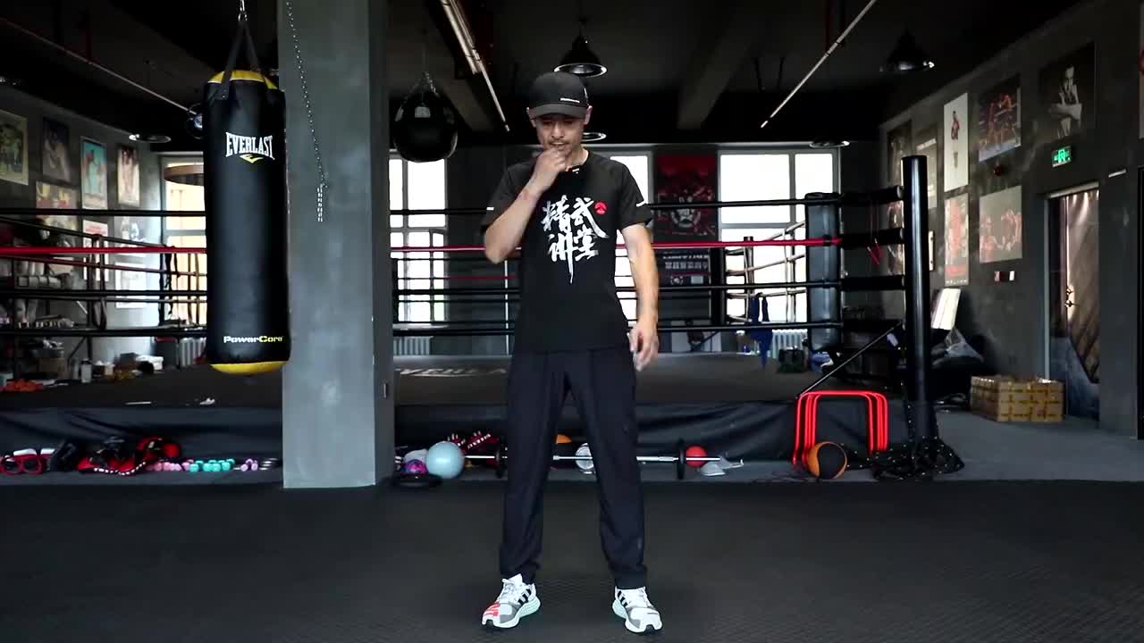 修鹏程激战美国重装战士,一拳砸脸把他ko