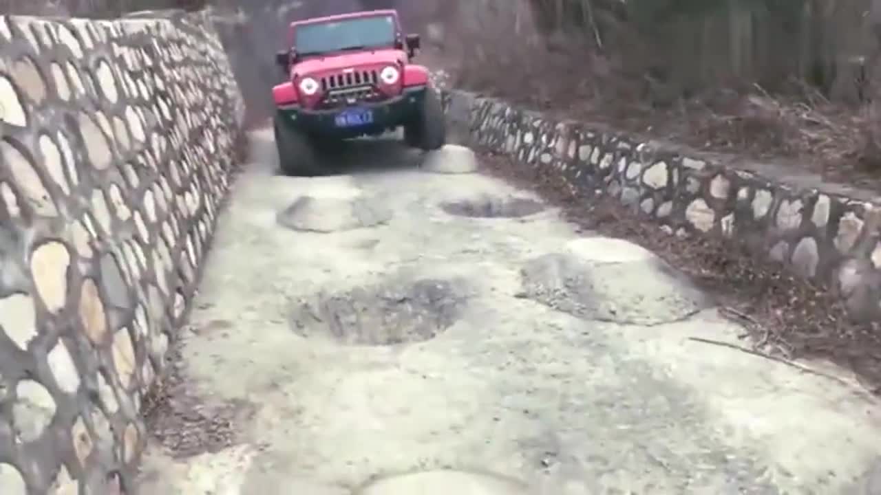 牧马人越野车挑战炮弹坑,这条路走起来还挺动感的!