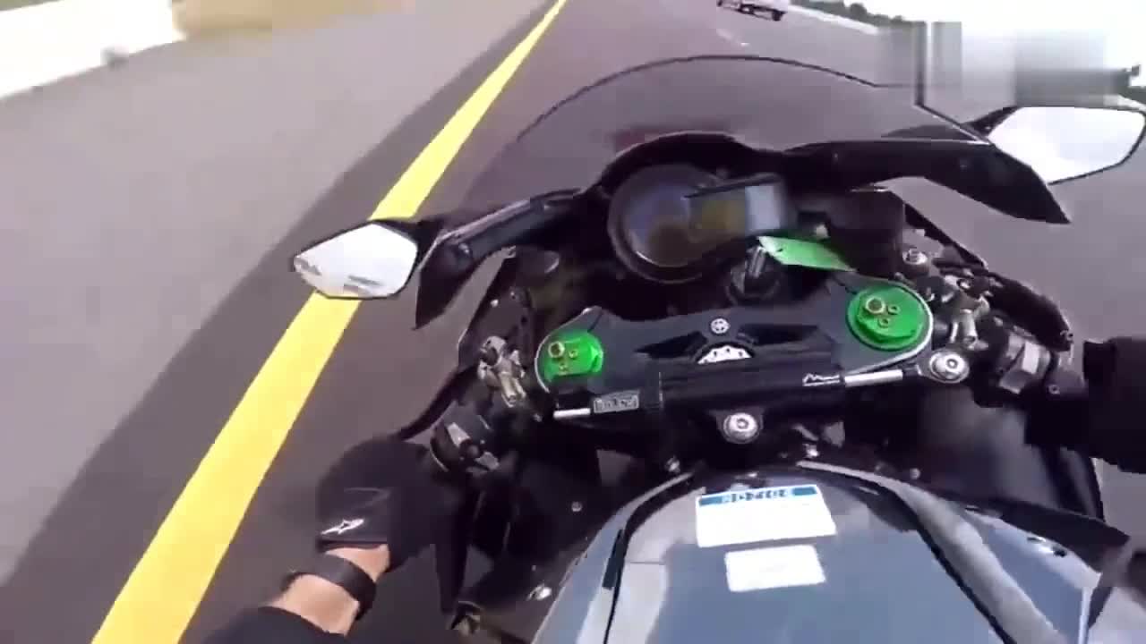 川崎h2r上高速拧油门,极速行驶,川崎h2r最高时速你知道吗?