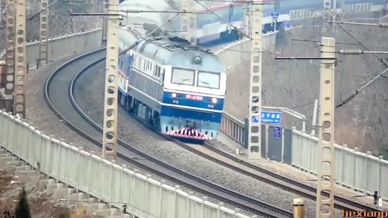 火车在过弯时,如何防止因速度过快而出轨?