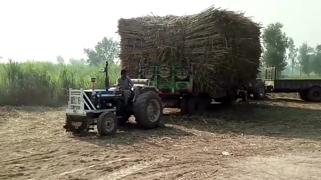 福特4000拖拉机超载,司机的精神值得赞赏