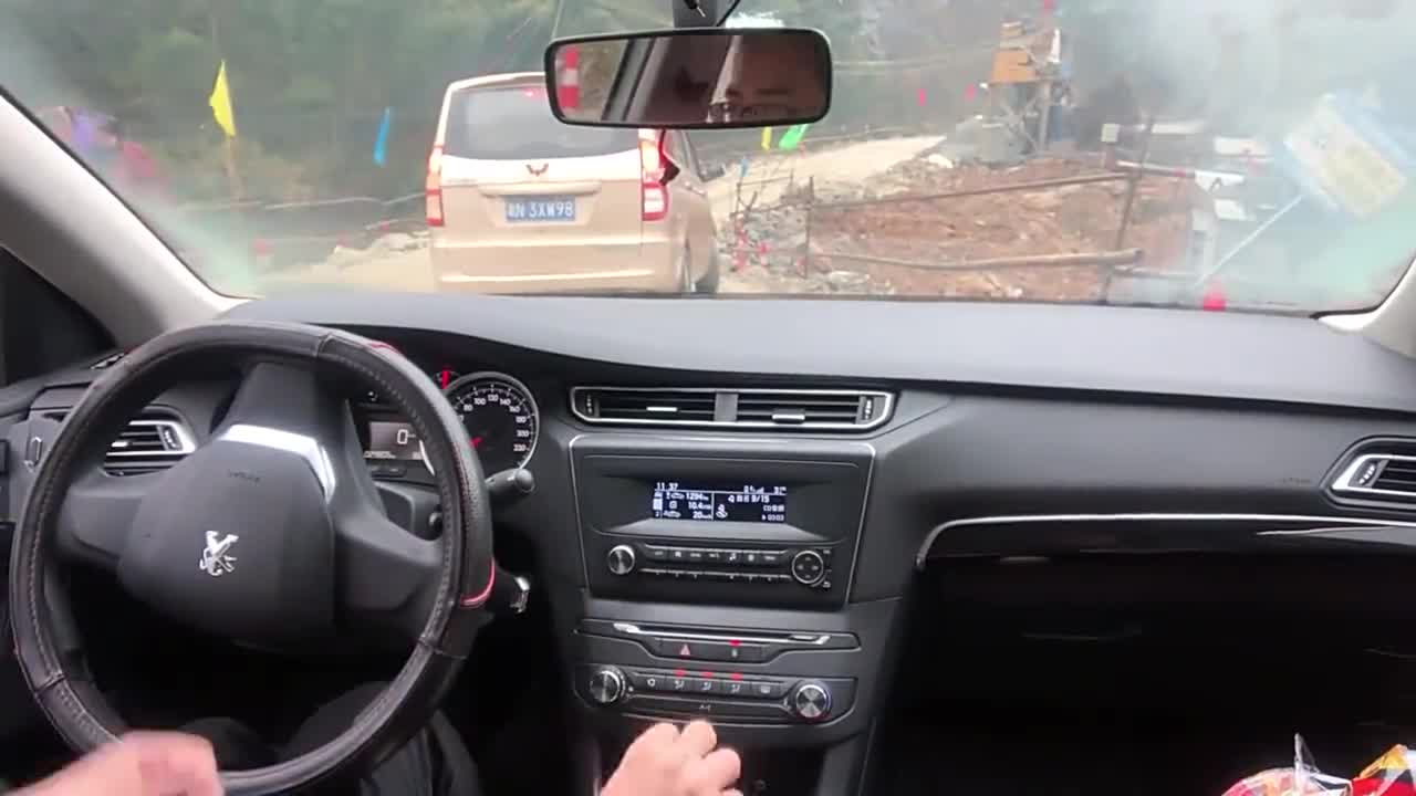 为您推荐: 农村窄路会车,看完视频才知道真相,太考验司机的驾驶技术