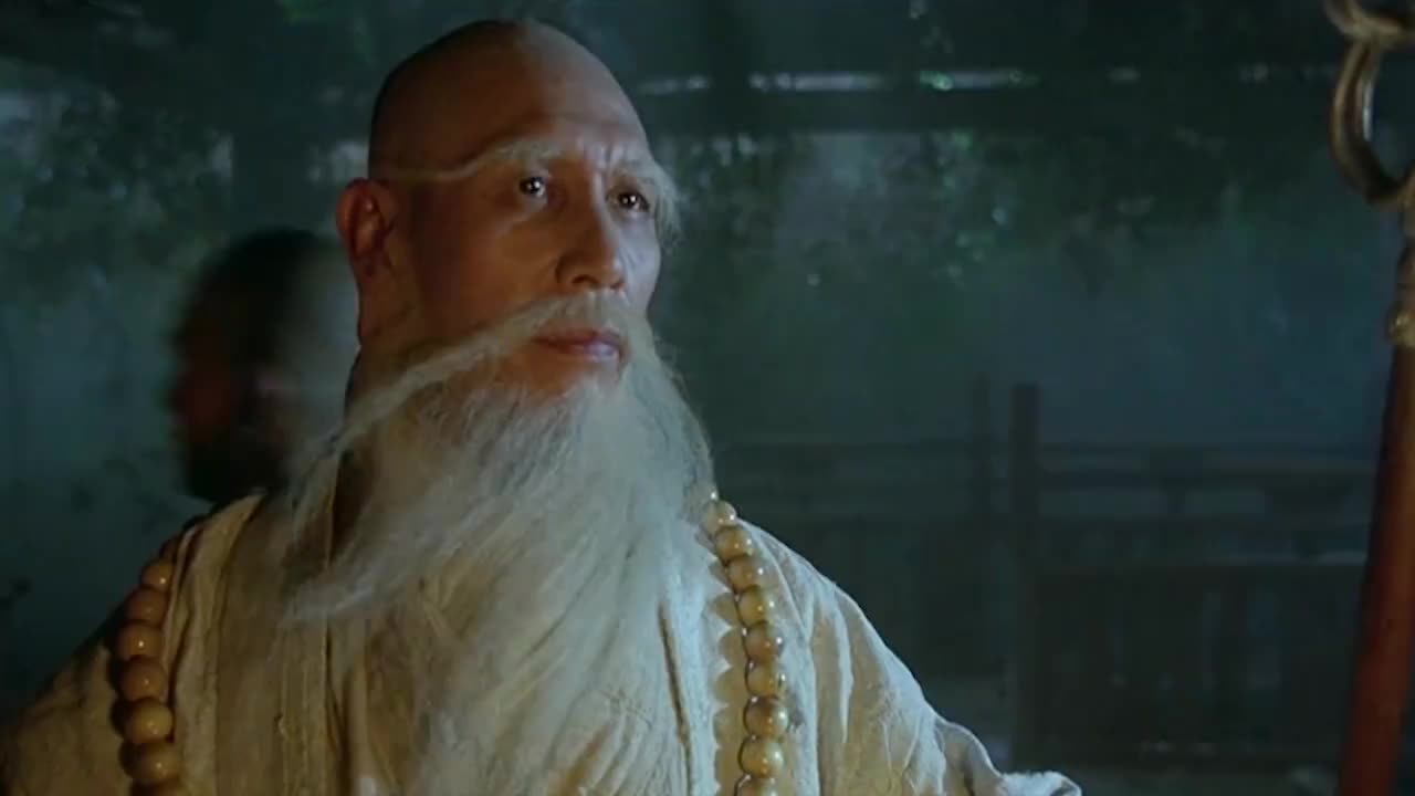 老和尚身上佛气太重女鬼被压制得不能动弹今晚凶多吉少