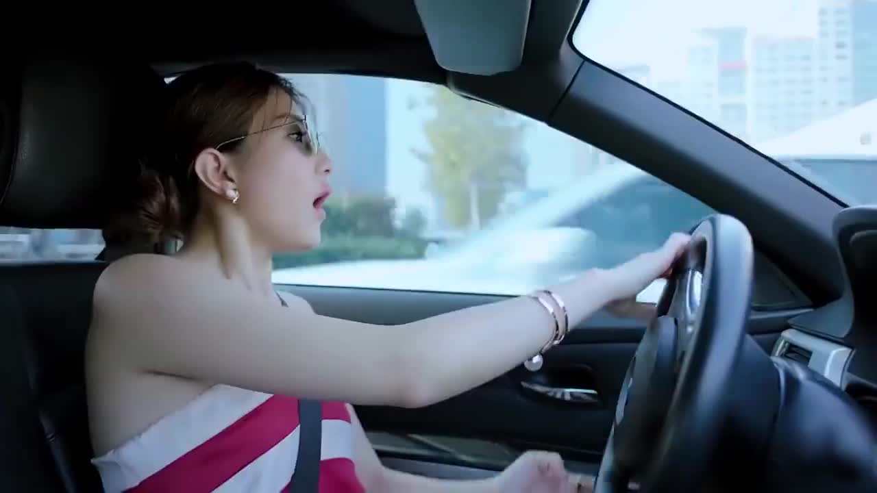 美女的宝马被小破车蹭了,小伙一下车,美女就改主意让他请吃饭!