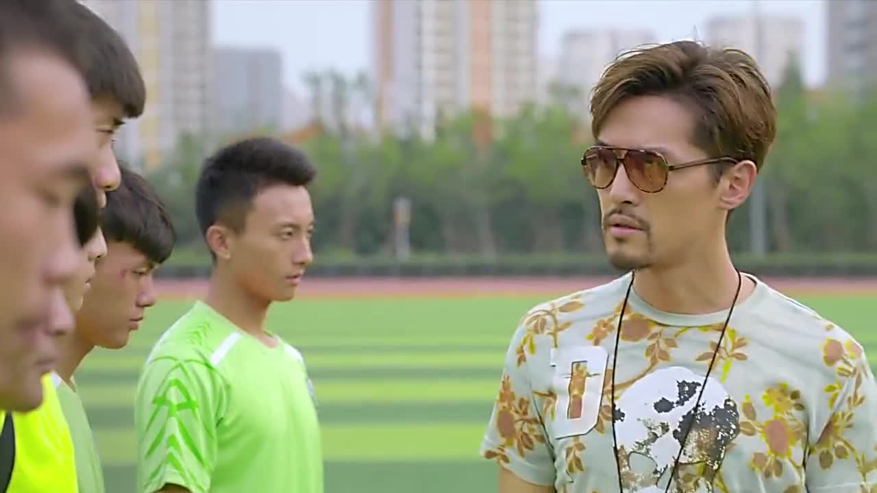 旋风十一人:穆奇教育足球队的选手们,要执行的他战术