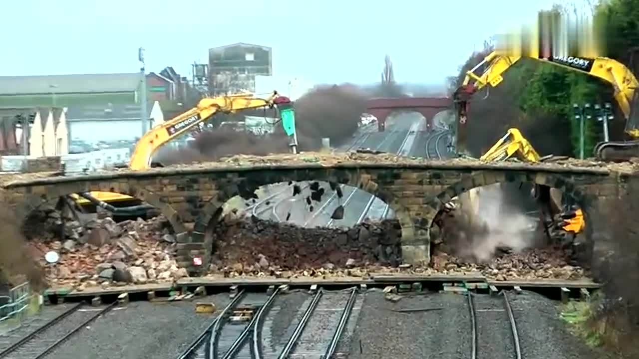 小伙开挖掘机破碎锤拆桥,这效率一天三千会多吗?