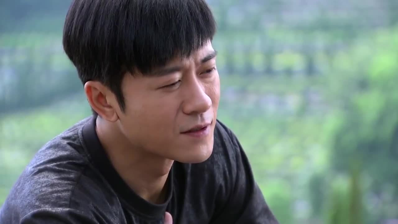 青春无季:健明在诺彤墓碑前面诉说,他觉得诺彤也是这么想的