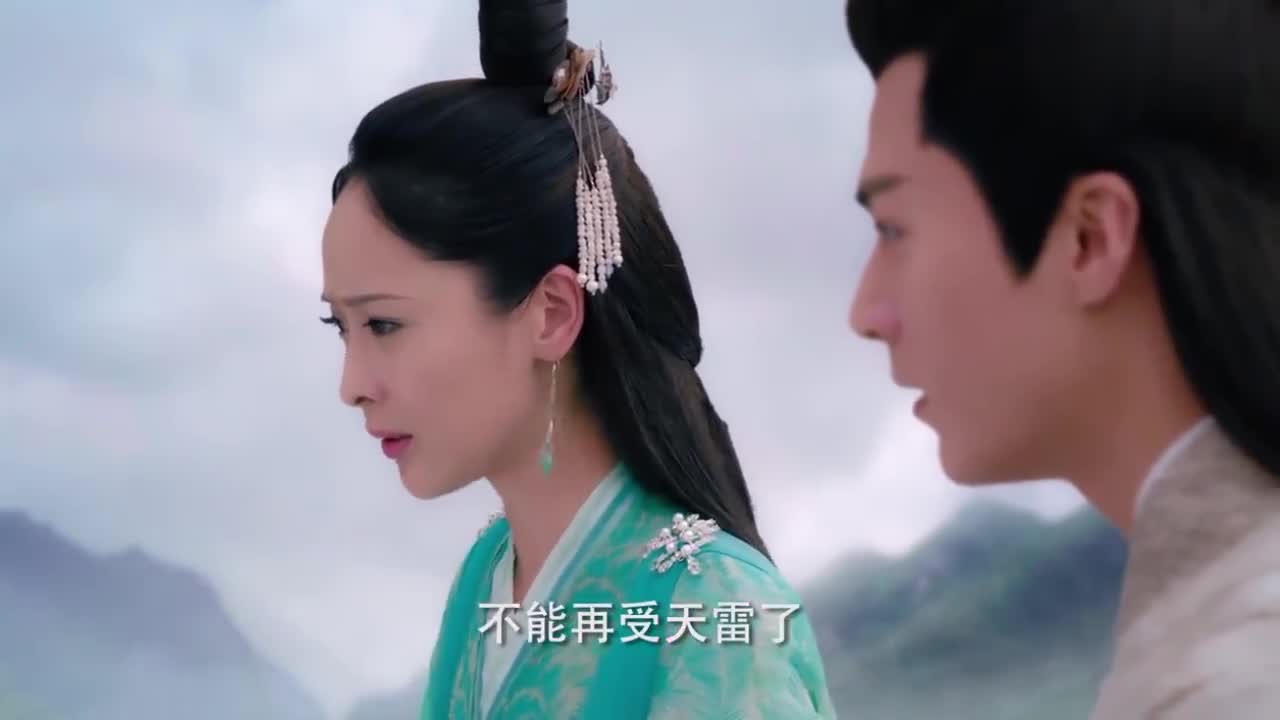 见白夭夭受天雷之刑,小青竟跳入水中帮她挡天雷,不愧是好姐妹