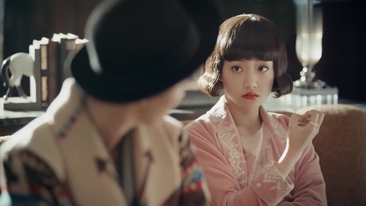 烈火军校:曲曼婷一出场,两位少爷给她当保镖,记者们都疯狂了
