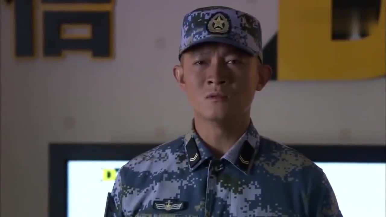 火蓝刀锋:蒋小鱼带着师傅旧军装,给众人讲了故事,听后掌声雷动