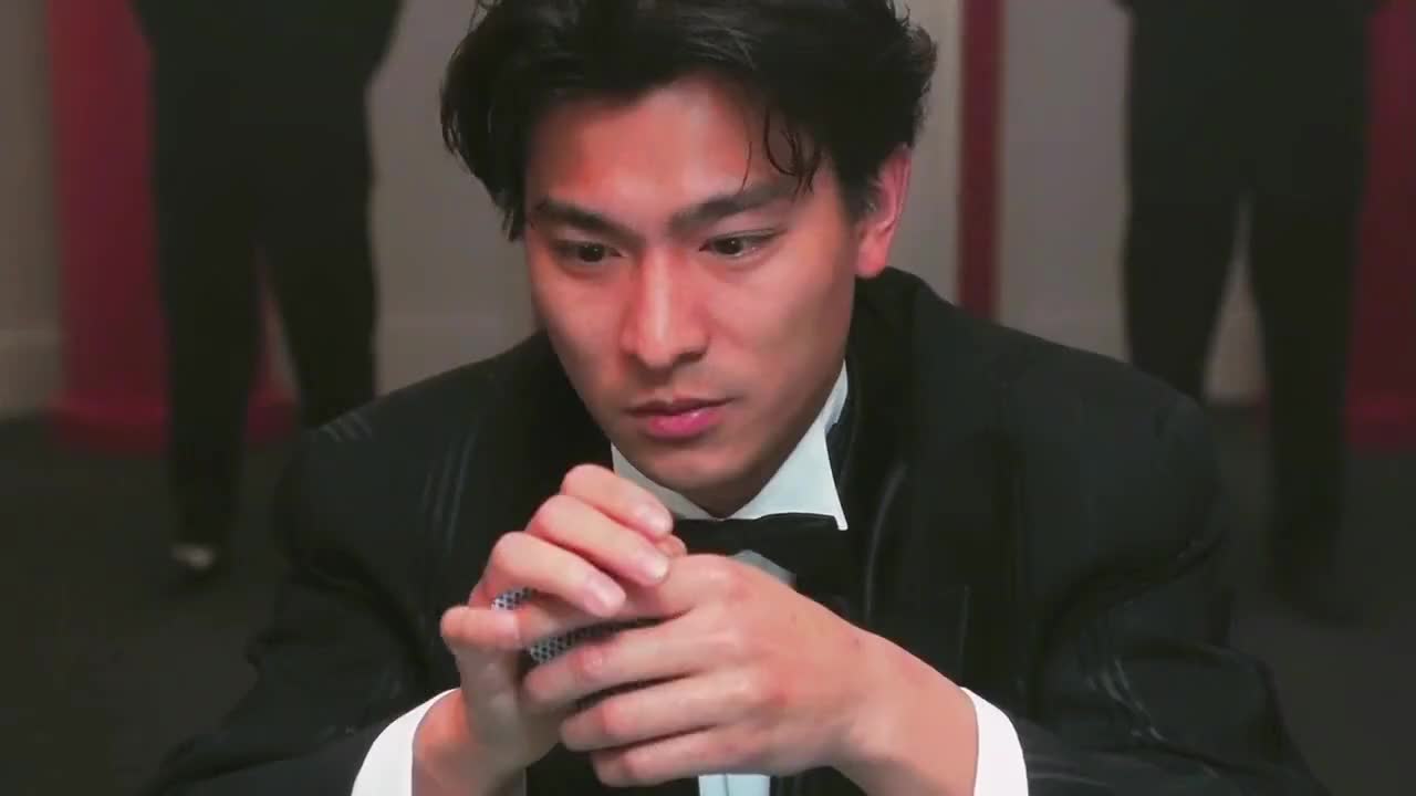 一看底牌比雷力大,台湾赌王就想收钱,却忘了赌桌上还有一个人