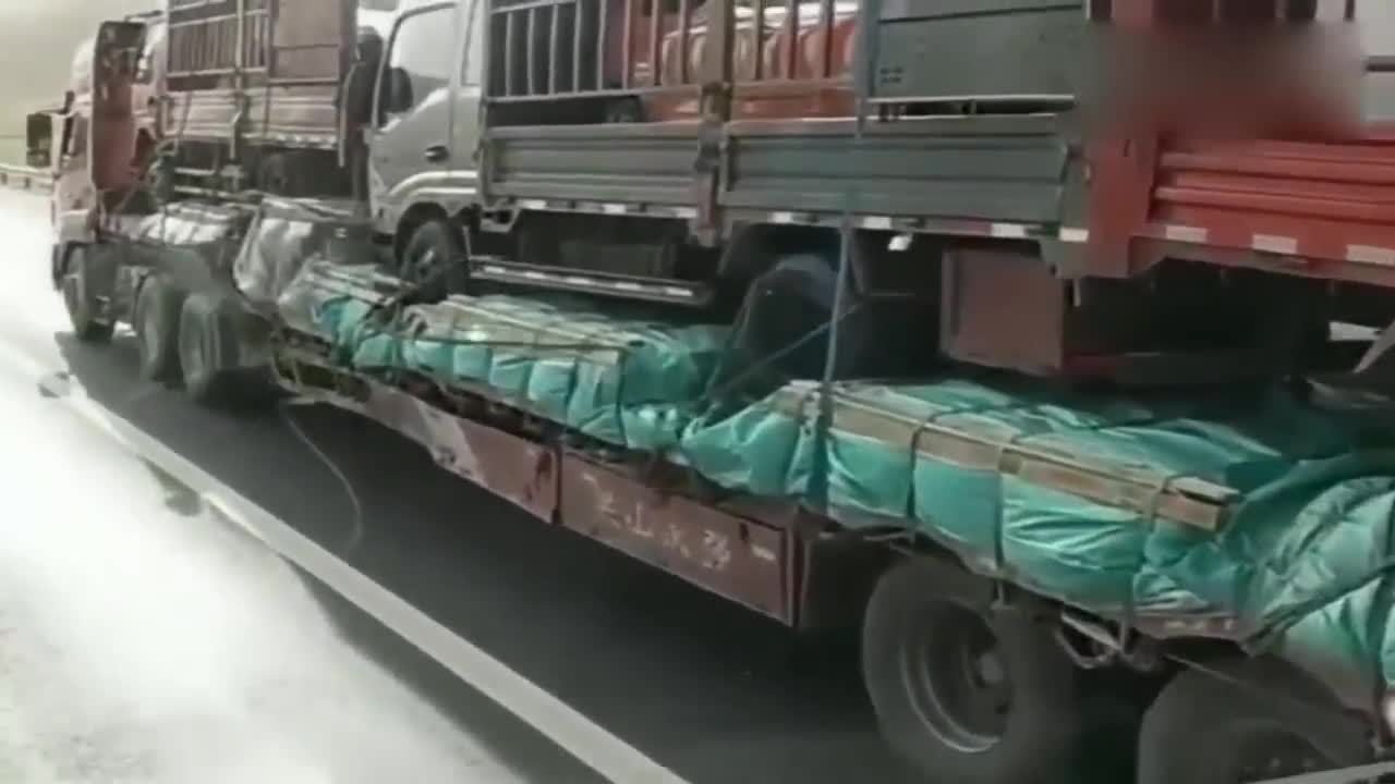 大货车司机胆真肥,不好好拉货,都改拉大车跑!